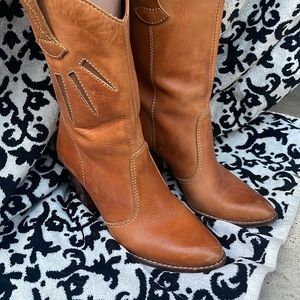 Light brown leather boots (tan) Patina color.